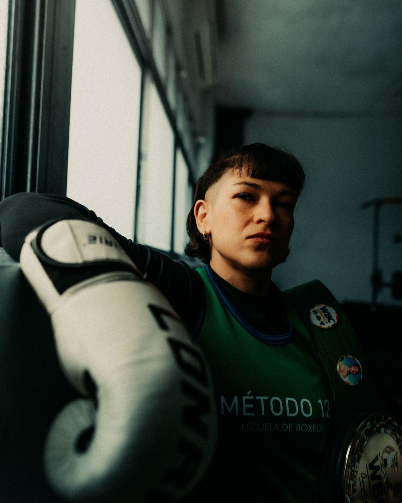 Guantes de boxeo apoyados antes de la clase