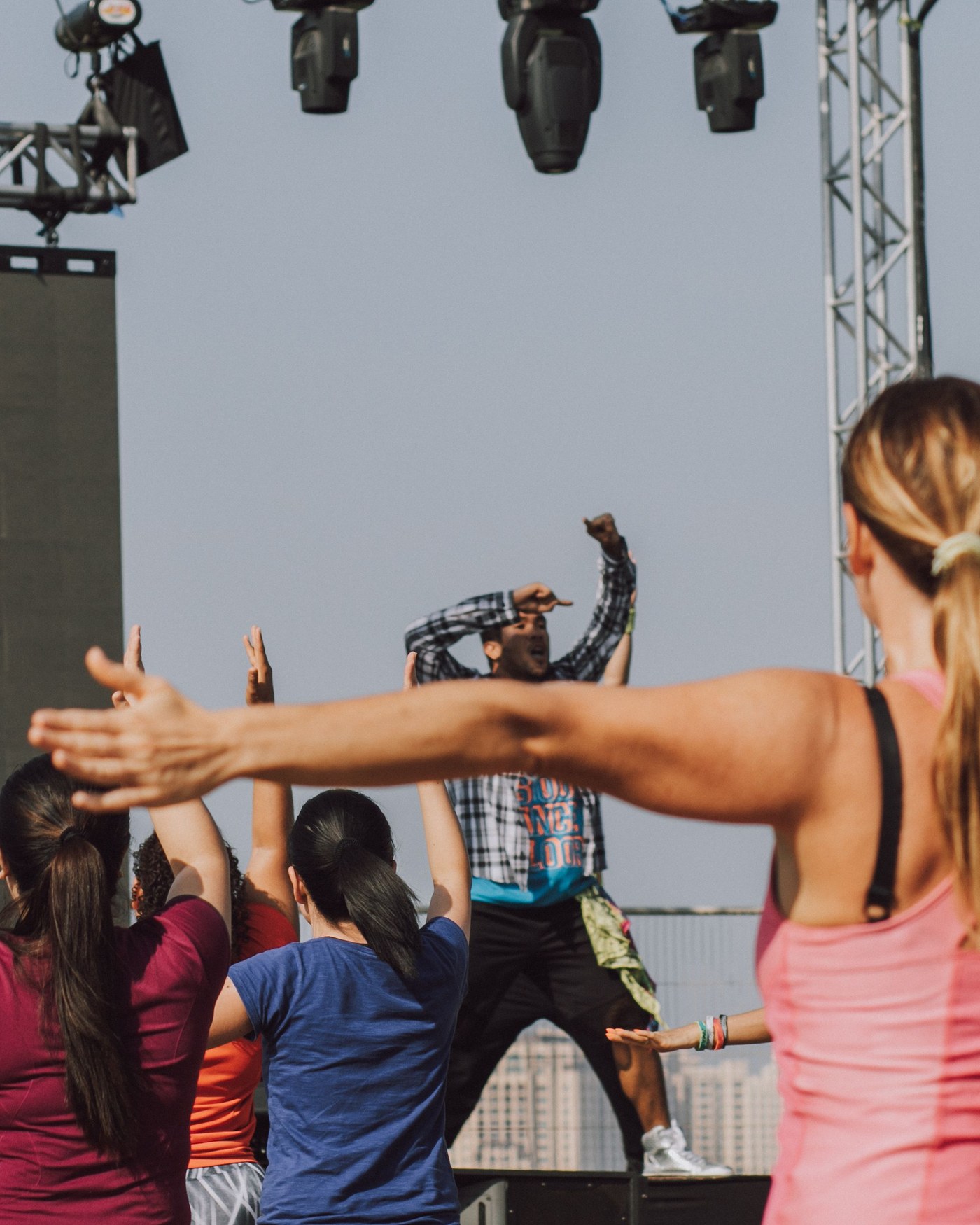 Clase grupal al aire libre con instructor